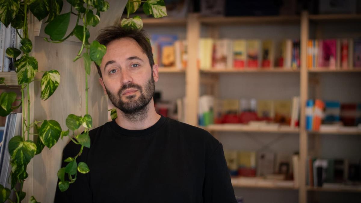 Pedro Martí, autor del fenómeno literario  La mala hija :  La escritura se parece mucho a la docencia en la capacidad para tocar corazones y que te lo agradezcan siempre 
