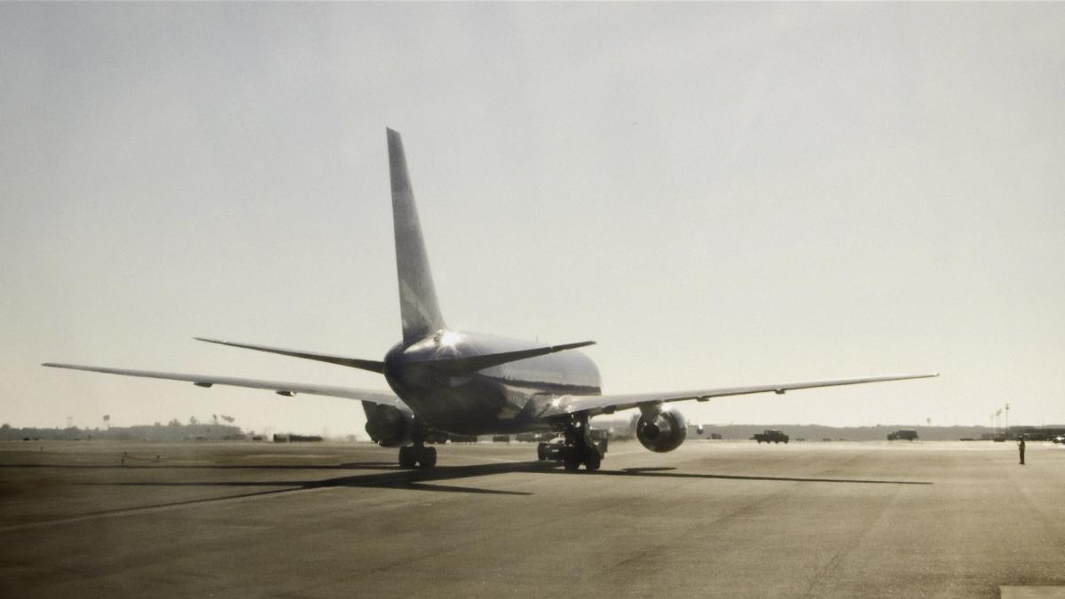 Suena raro pero es real: un turista de 60 años salta la valla e invade la pista del aeropuerto para coger un vuelo