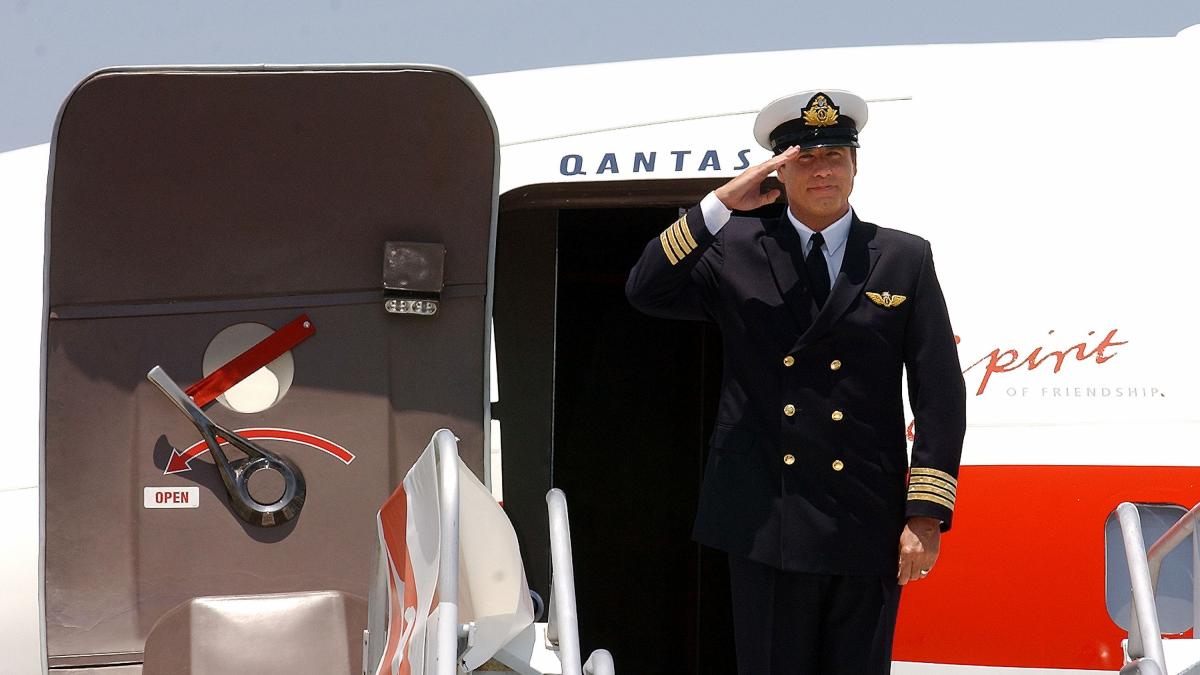 John Travolta muestra cómo ha sido renovar su licencia de piloto en su propio Boeing 737
