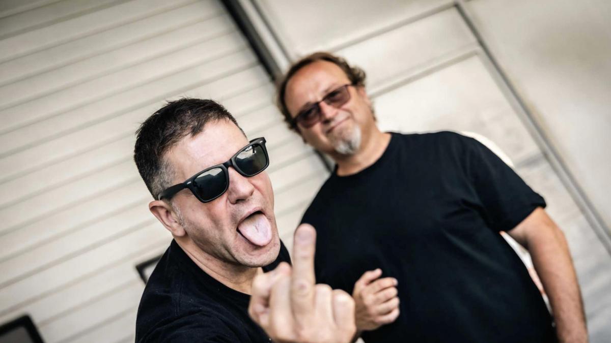 Vuelve Boikot:  Tocamos con Oasis en Japón. Siempre llevo un par de botellitas de Rioja porque no sabes a quién te vas a encontrar. Los Gallagher las vieron y vinieron a entablar conversación 
