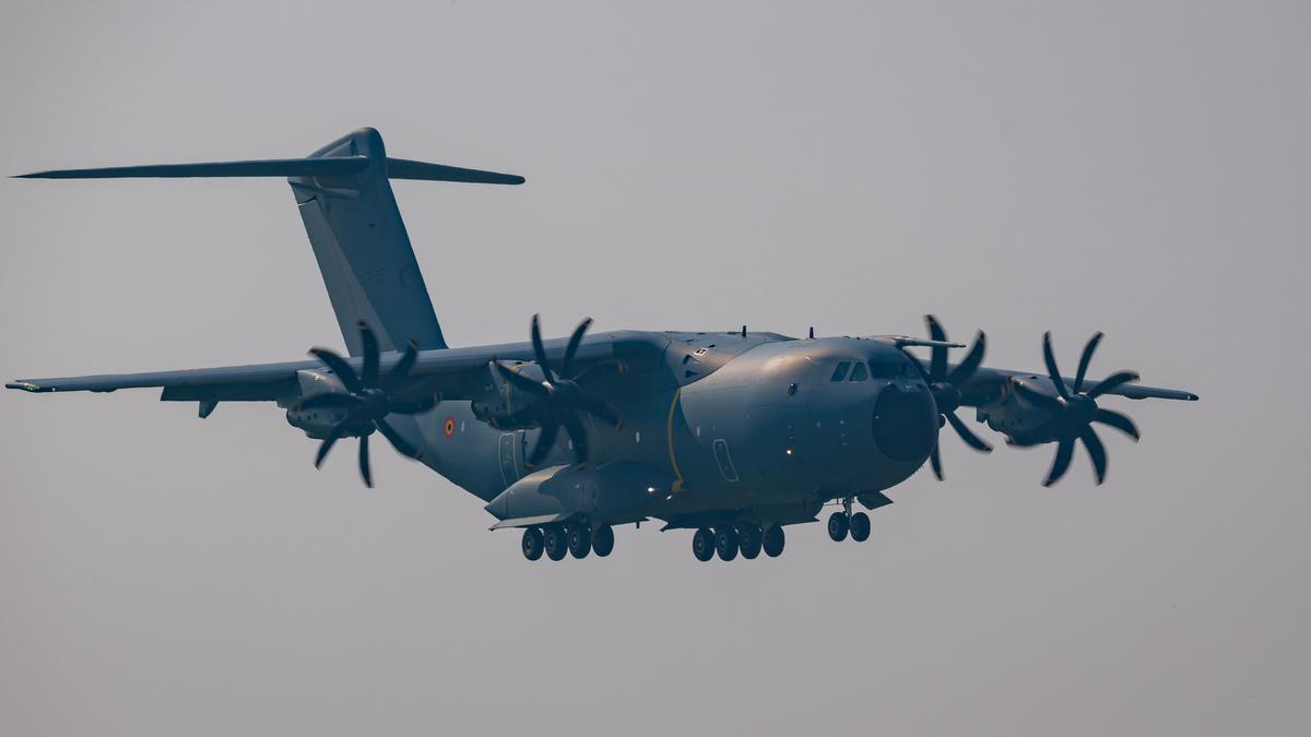 España saca la artillería pesada contra los incendios: desplegará un avión cisterna Airbus A400M este verano con kit apagafuegos
