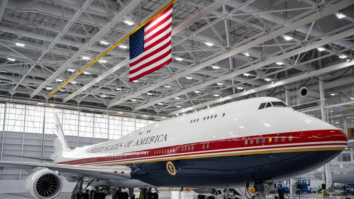 Trump jubila el Air Force One: así es su nuevo avión, un 'irremplazable' regalo de Catar de 400 millones