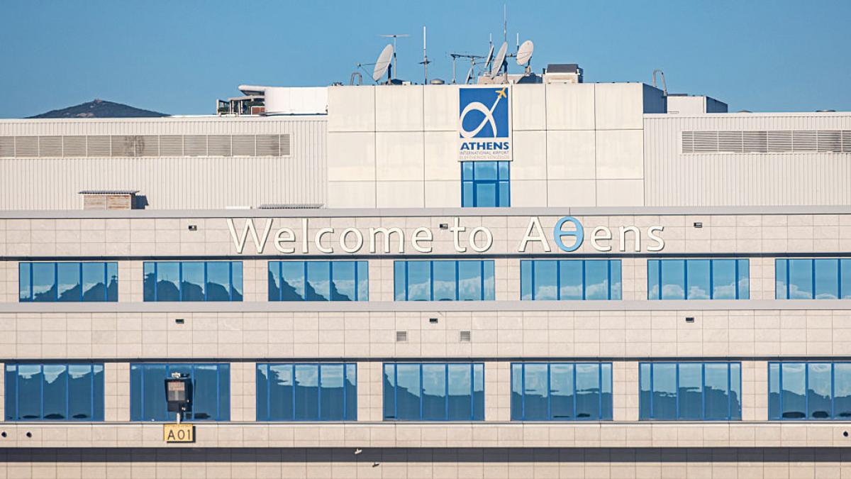Colas enormes, tres terminales lejísimos y la puerta sin aparecer hasta el final: por qué el aeropuerto de Atenas es una pesadilla en verano