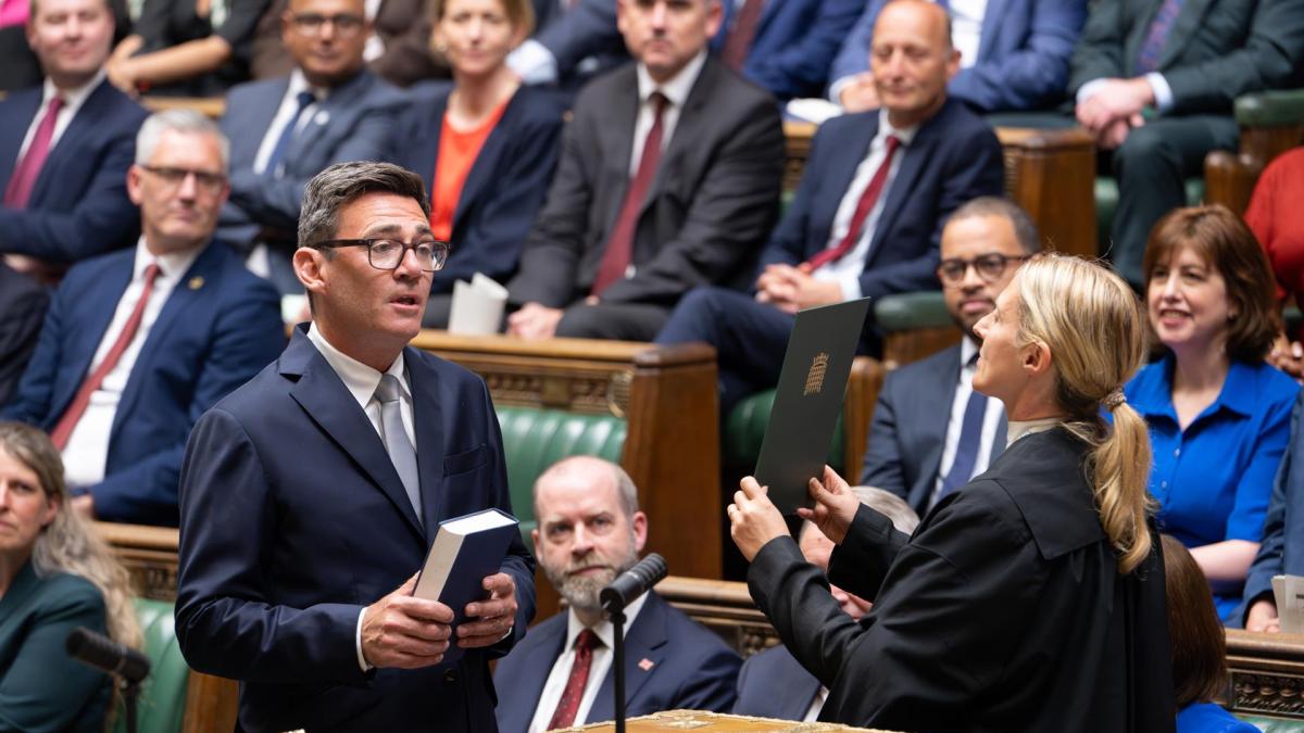 Andy Burnham ya es diputado y se afianza para suceder a Starmer: ¿pero quién es?