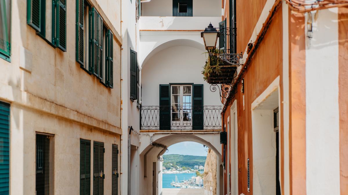 Cientos de personas se disfrazan de hormigas para denunciar el turismo en Menorca:  Nos está aplastando 