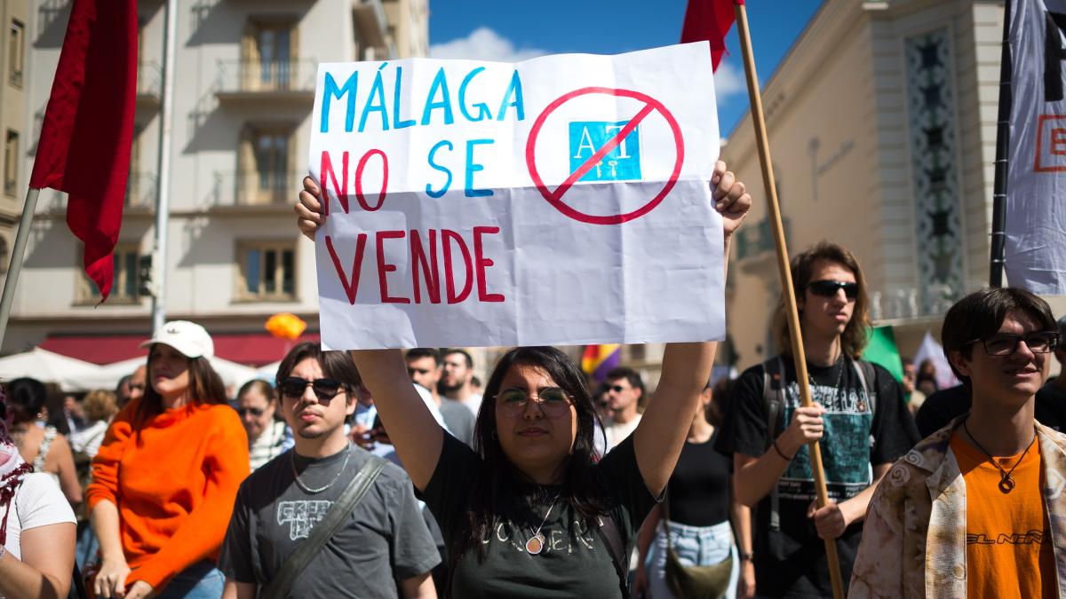 Málaga, la ciudad con un hotel en llamas que se manifiesta por cuarta vez por la vivienda:  Nos desplazan para que los ricos se diviertan 