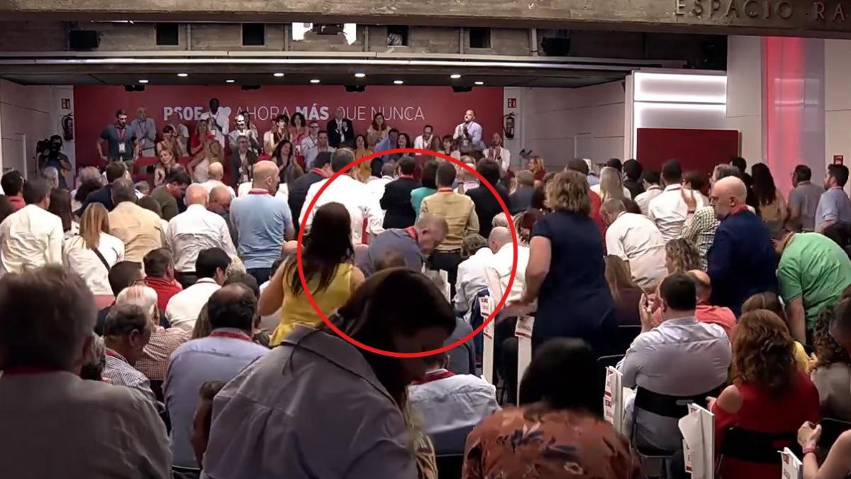 Sánchez termina su intervención ante el Comité Federal, muchos se ponen en pie y la reacción de Page va a dar que hablar