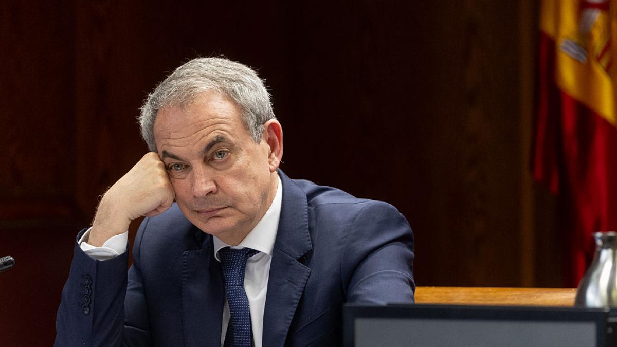 Un experto en comunicación no verbal señala qué ha notado en Zapatero cuando le preguntan por las joyas: "El tono y posicionamiento eran otros"