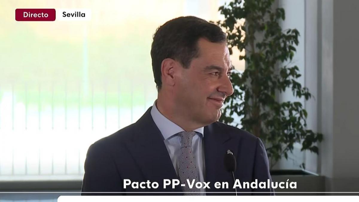 Juanma Moreno se gira a Manuel Gavira y lo que le suelta provoca la risa de los periodistas:  Ha aprendido rápido 