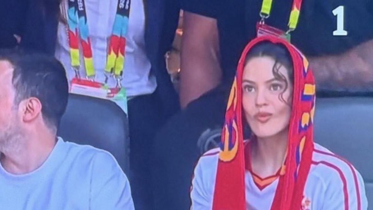 Rosalía aparece en el España-Austria y es curioso de ver a quién tiene justo al lado