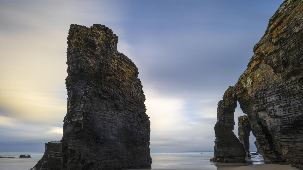 La playa española que solo deja entrar a 4.812 personas al día: arcos de piedra de 30 metros que solo existen cuando baja la marea
