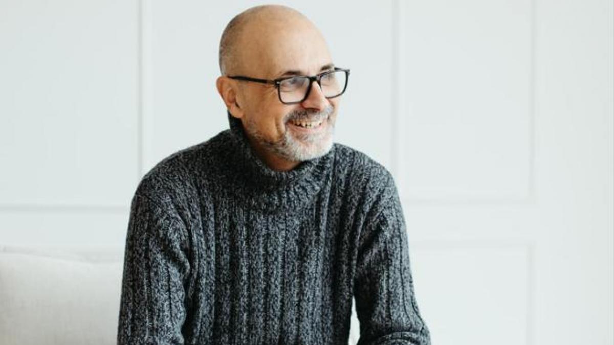 Manuel Esteban, autor de  La ira de los mansos :  Premiamos al listillo que mete los codos y es capaz de llegar a donde no puede hacerlo otro menos espabilado 