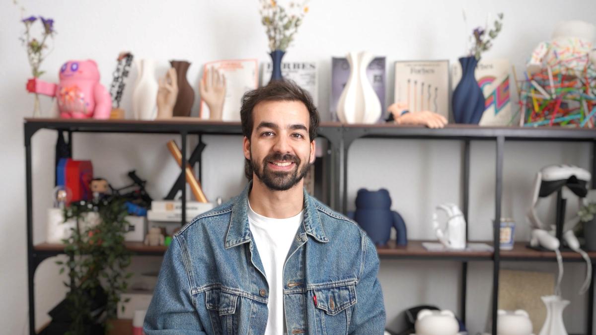 Guillermo Gaunas-Vivas, 32 años, dejó su trabajo diseñando juguetes para fabricar prótesis y sillas de ruedas en 3D: 'Nunca pensé que podría vivir haciendo el bien'