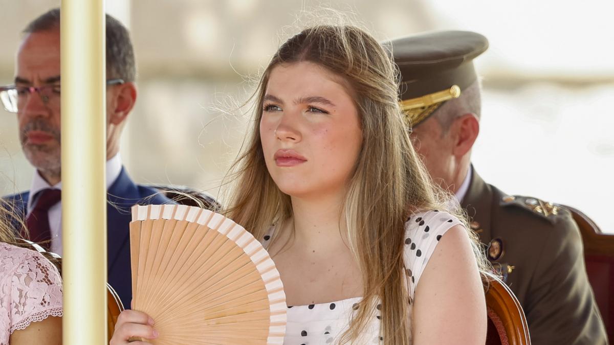 Sofía y el vestido de invitada, juvenil y estiloso, que ha customizado para adaptarlo a un acto de mañana