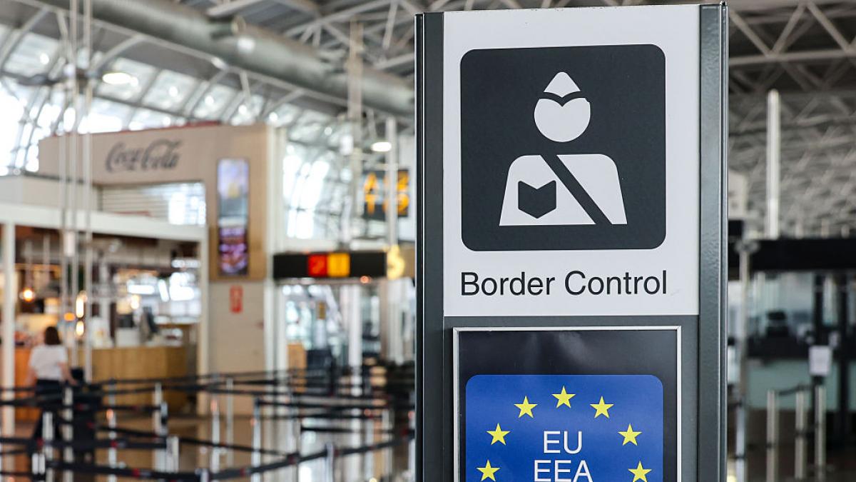 Aviones medio vacíos y pasajeros atascados en los controles de seguridad: el sector de la aviación insta a Europa a suspender el nuevo sistema de control fronterizo