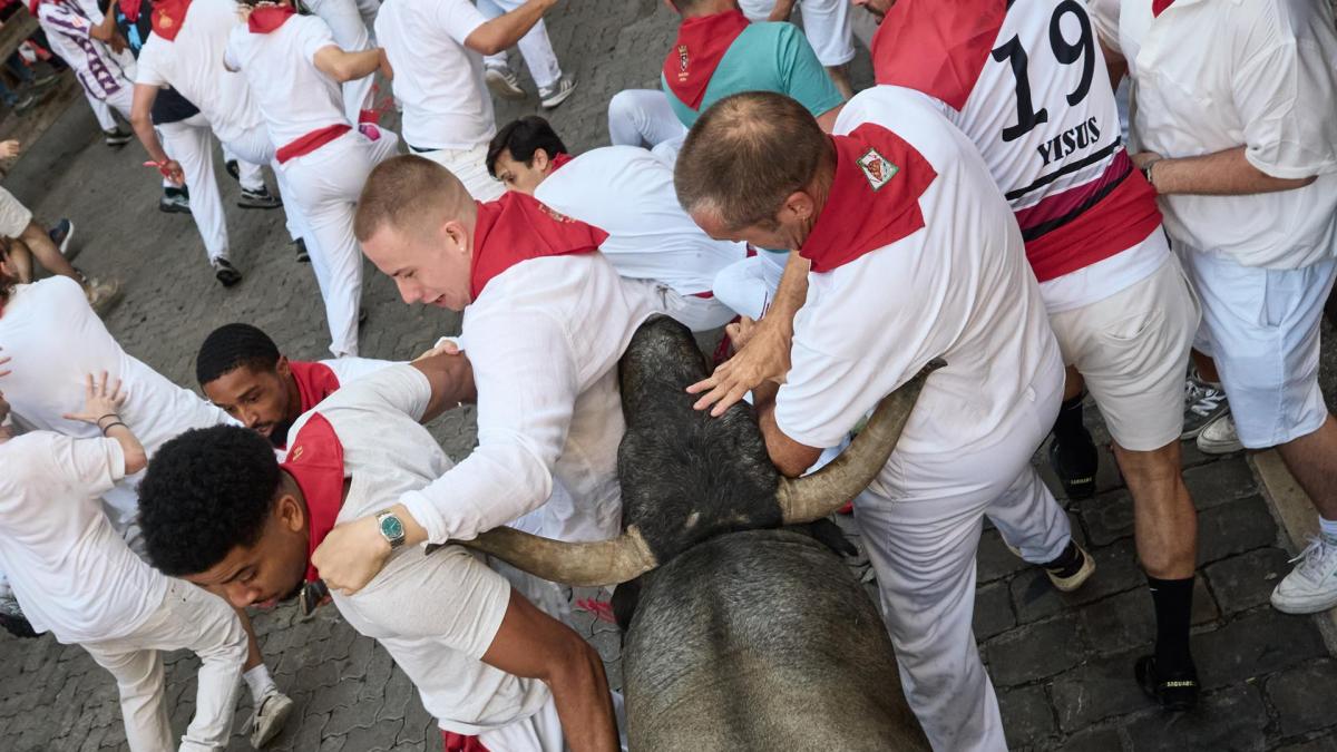 Catorce heridos en el quinto encierro de los Sanfermines, uno de ellos con una cornada en la cara