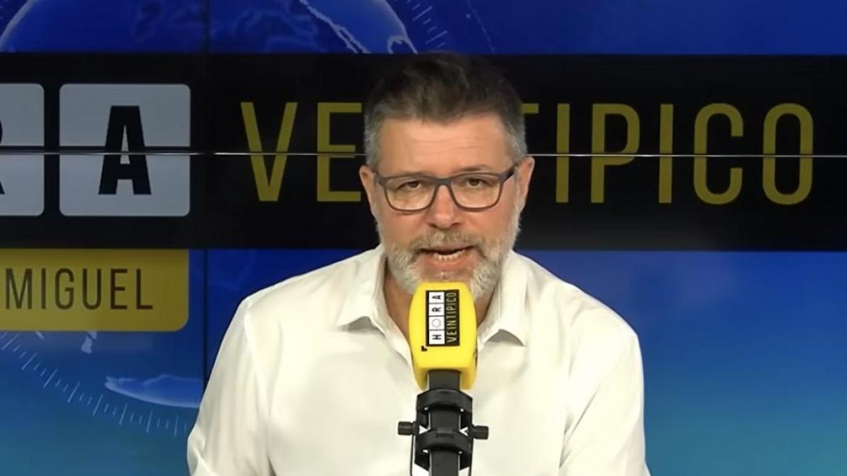 Héctor de Miguel sonriendo frente al micrófono