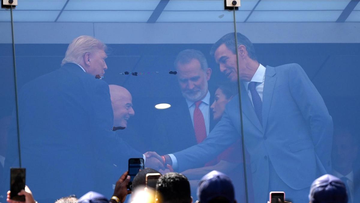 Trump y Sánchez resuelven con un apretón de manos el encontronazo más tenso del palco en la final del Mundial