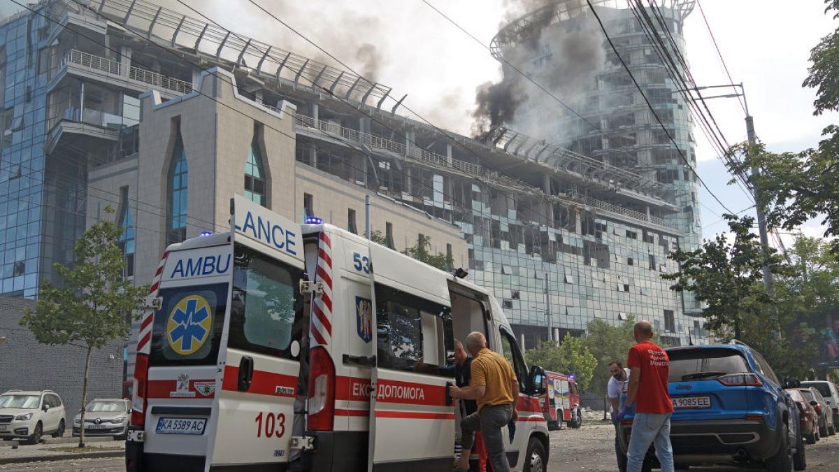 Rusia lanza uno de los mayores bombardeos sobre Kiev desde el inicio de la guerra: al menos cinco muertos y decenas de heridos tras una noche de terror