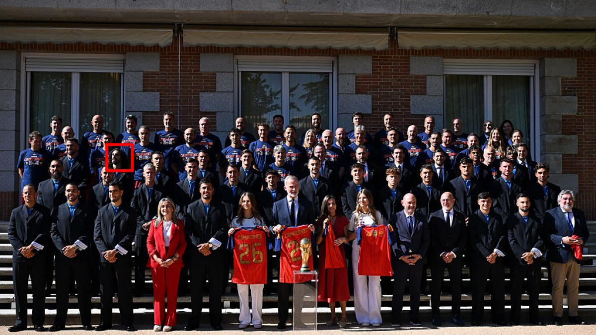 Cucurella forma un alboroto en plena foto de familia con los reyes: hay respuestas, risas y desconcierto general