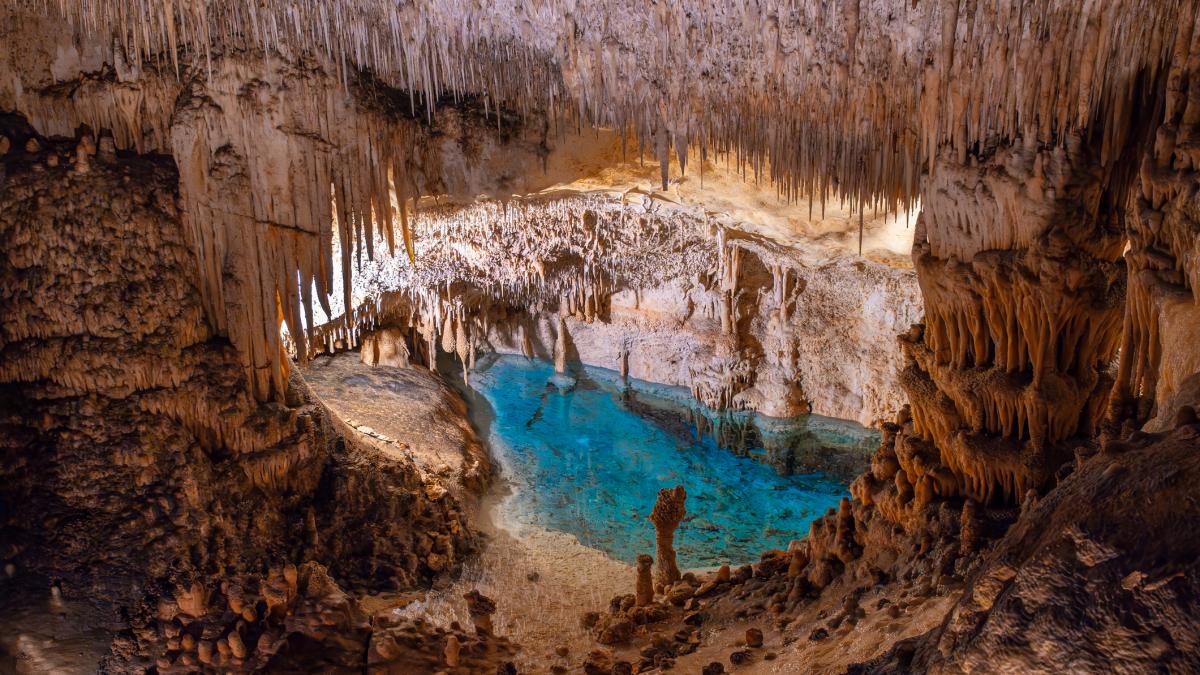 La otra cara de las famosas Cuevas del Drach en Mallorca:  Qué pasada tío, ¡qué masificado está esto! 