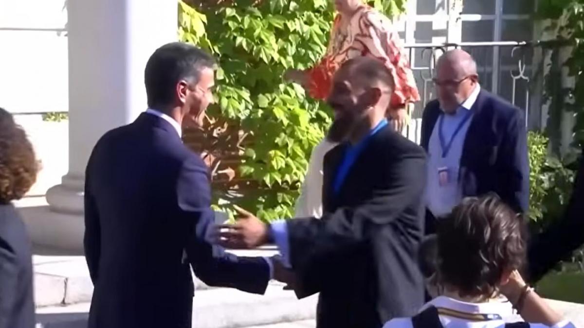 El saludo de Borja Iglesias a Sánchez desata热议 en España 