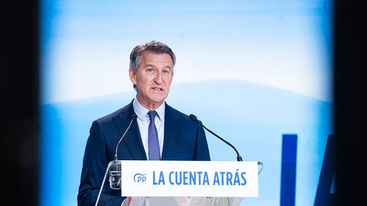 Feijóo acelera la maquinaria del PP para 2027: veinte congresos en un mes, una gestora en Navarra y una ausencia destacada