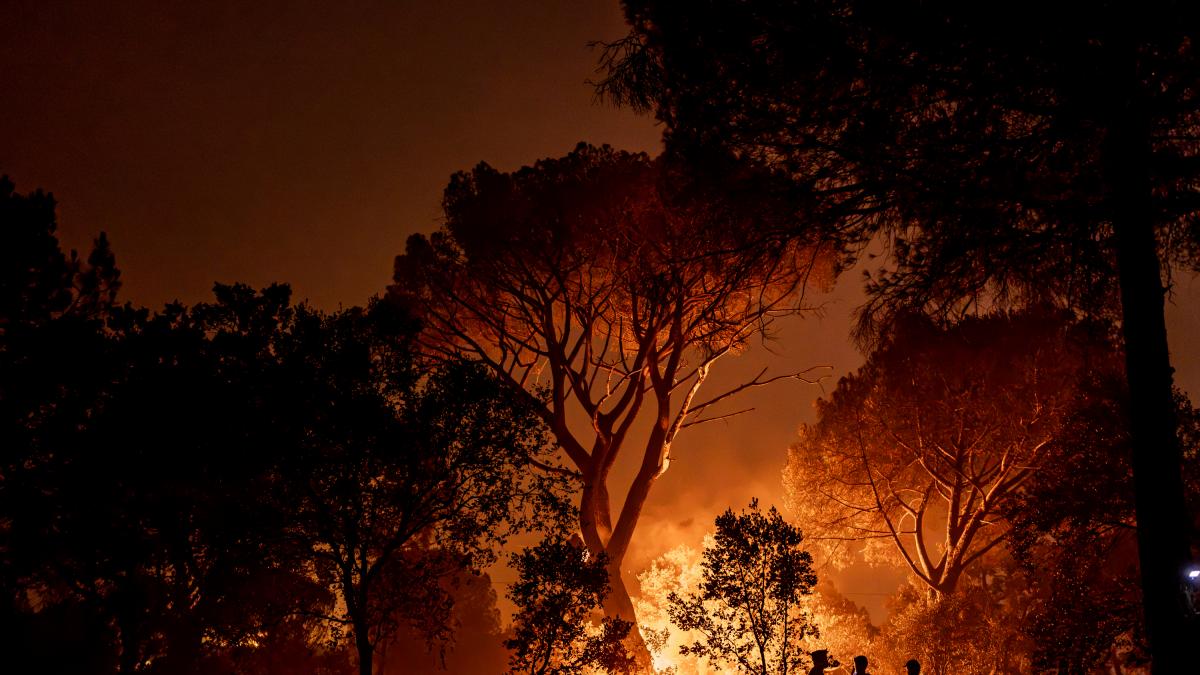 España afronta unas  horas cruciales  en la lucha contra el fuego antes de la llegada de una nueva ola de calor