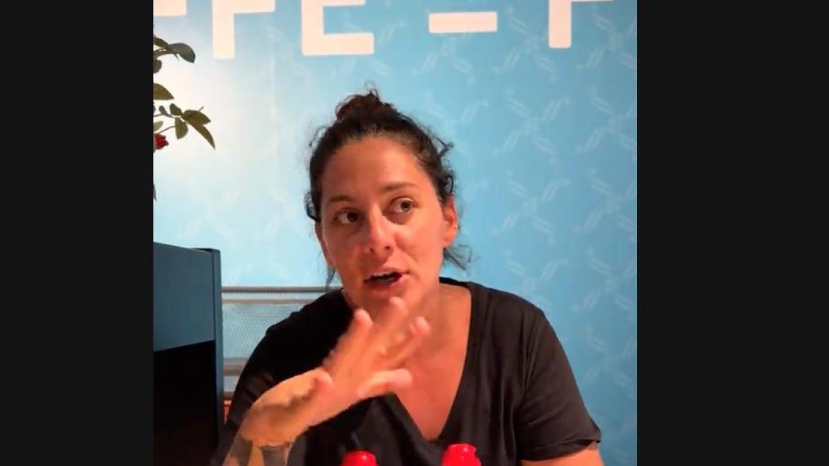 La monologuista Omayra Cazorla alucina con lo que le cuestan dos botellas de agua en el aeropuerto: 'Entré con sed y salí con una hipoteca'