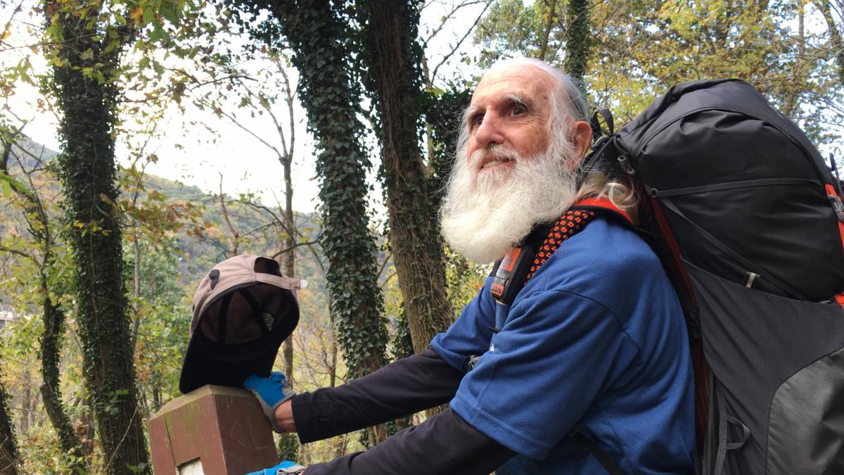 Dale, el senderista de 91 años que quiere recuperar su récord recorriendo 3.500 kilómetros a pie: 'Hoy es un día para no caerse'