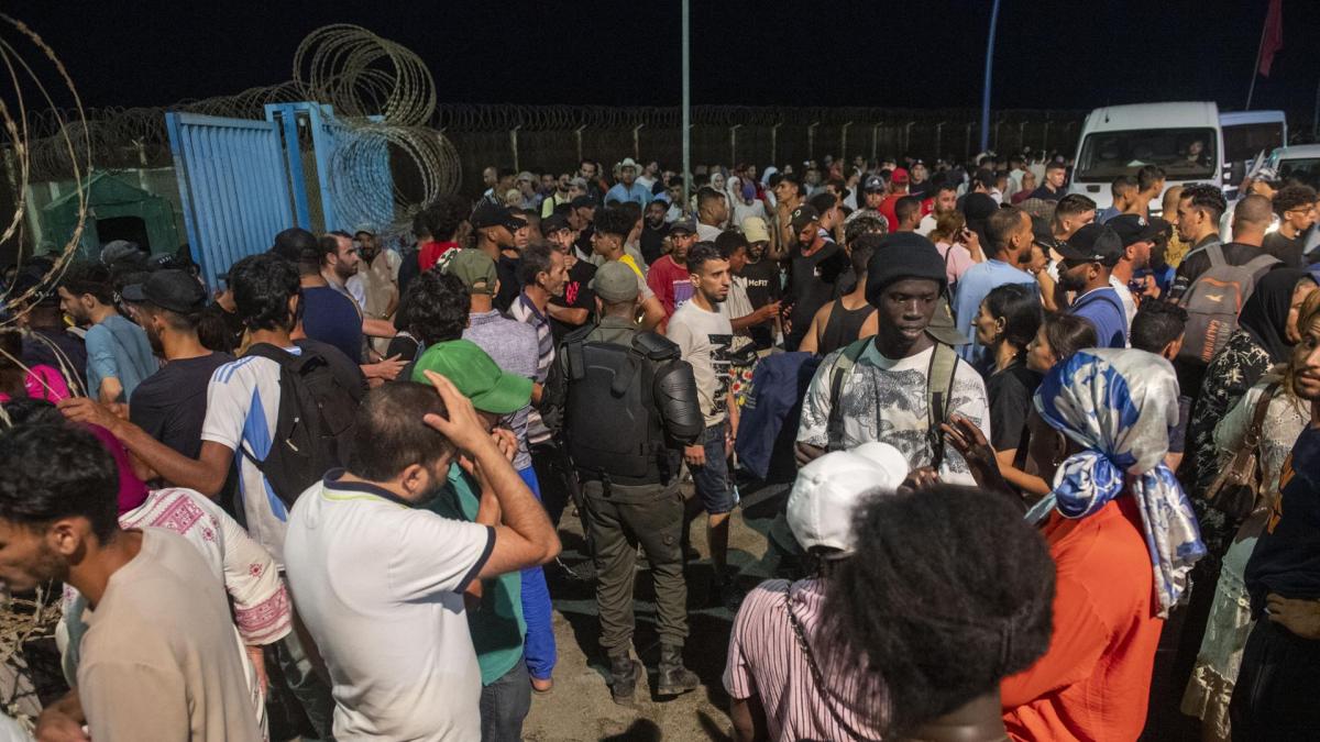La noche más larga de Ceuta: miles de personas siguen presionando la frontera mientras Sánchez viaja este viernes