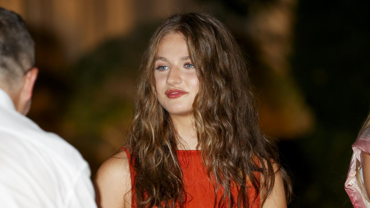 Leonor luce nueva imagen en Mallorca: melena rizada