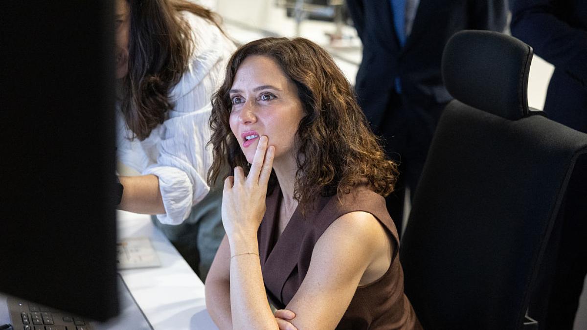 Ayuso reprocha a los periodistas sus preguntas y la respuesta de Marina Valdés es inmediata:  Las preguntas, señora presidenta... 