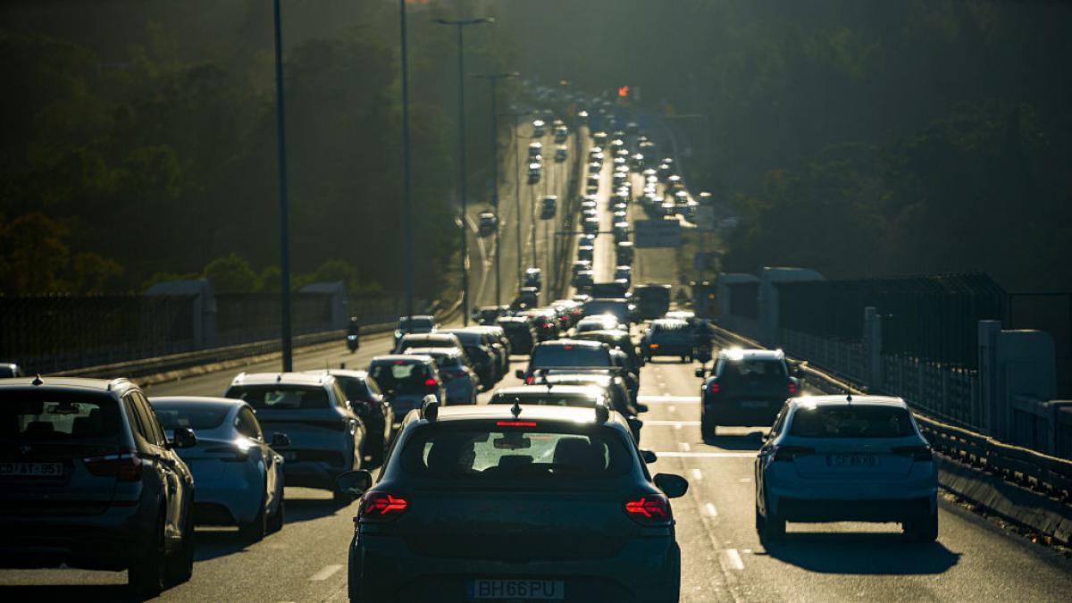 "No conduzca con gafas de eclipse": la DGT estrena media docena de mensajes de paneles inéditos en las carreteras españolas para el 12 de agosto
