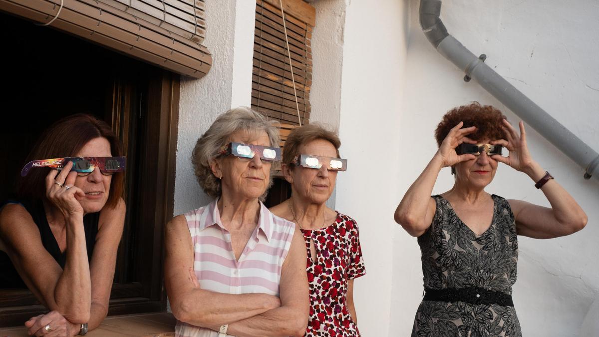 El astrofísico Fernando Jáuregui explica qué hacer ahora con las gafas del eclipse