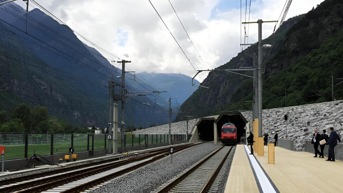 El túnel ferroviario más largo del mundo mide 57 kilómetros y discurre por los Alpes suizos: costó 12.000 millones de euros, pero 10 años después no cumple sus objetivos