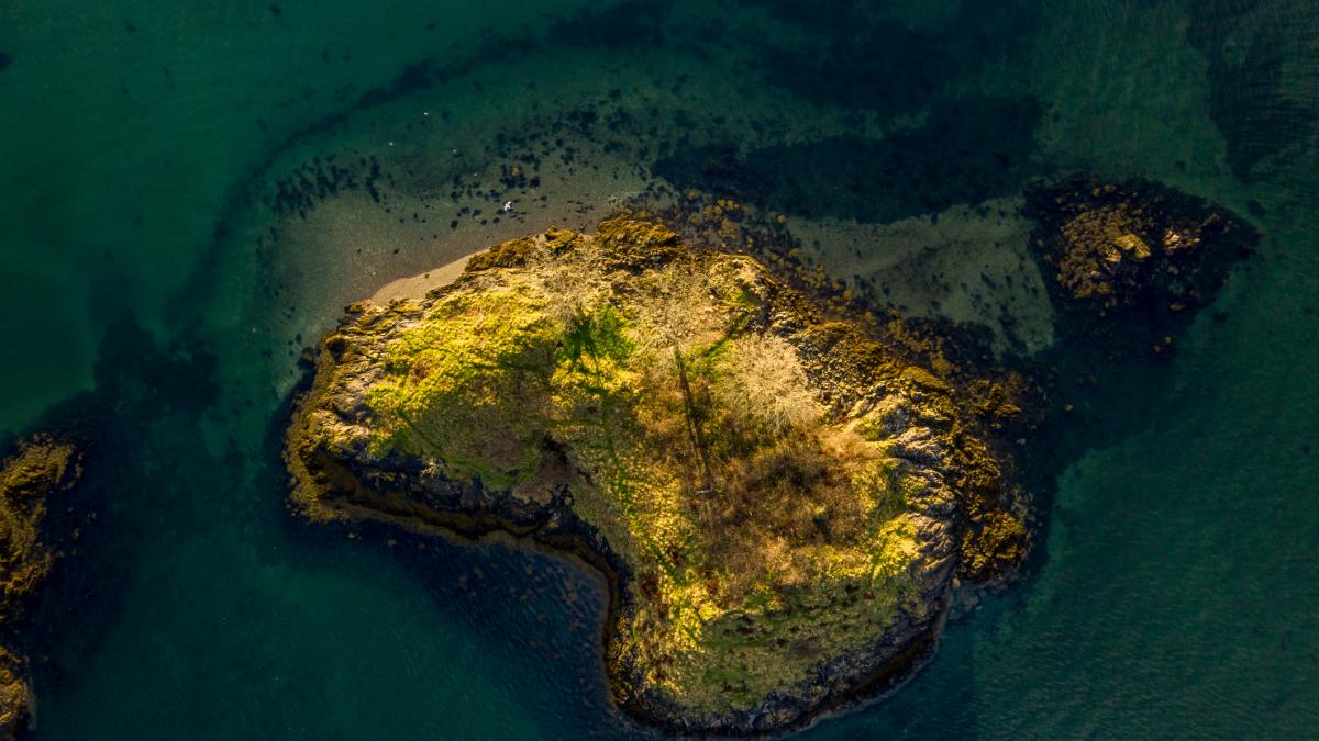 Una pareja de daneses compró una isla virgen de Escocia en 1992 por casi 300.000 euros para salvarla del turismo masivo: 30 años después se han marchado