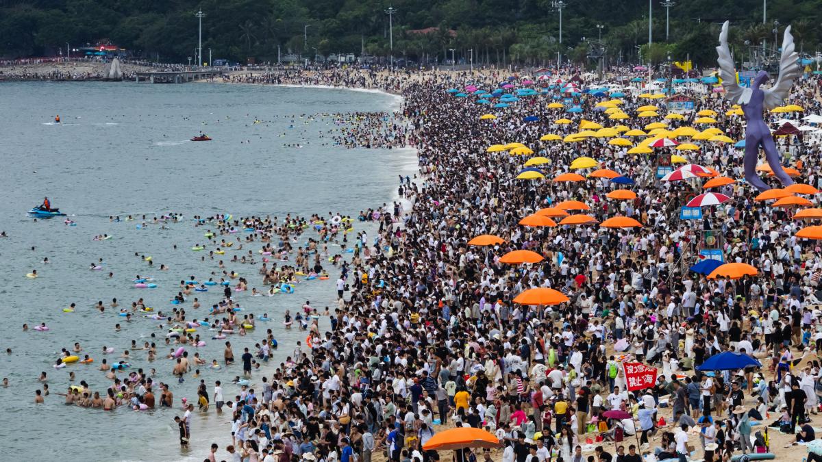 Ni Benidorm ni Cádiz: la playa más abarrotada del mundo concentra 200.000 bañistas en menos de dos kilómetros