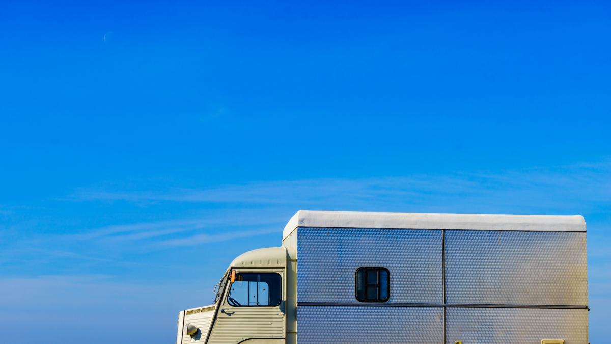 Íñigo lleva siete años viviendo en un camión camperizado que antes transportaba flores en Murcia:  El día que me canse y tenga que pagar un alquiler me va a doler 