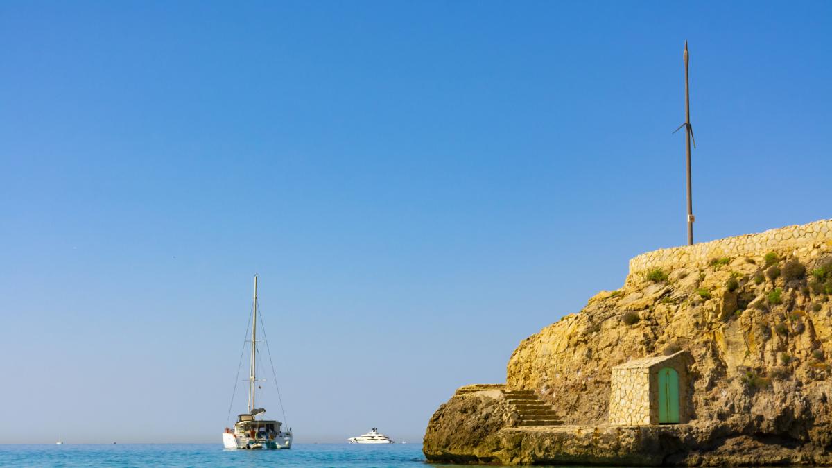 125 euros por dos hamacas: una cala de Mallorca lleva el turismo de lujo al extremo