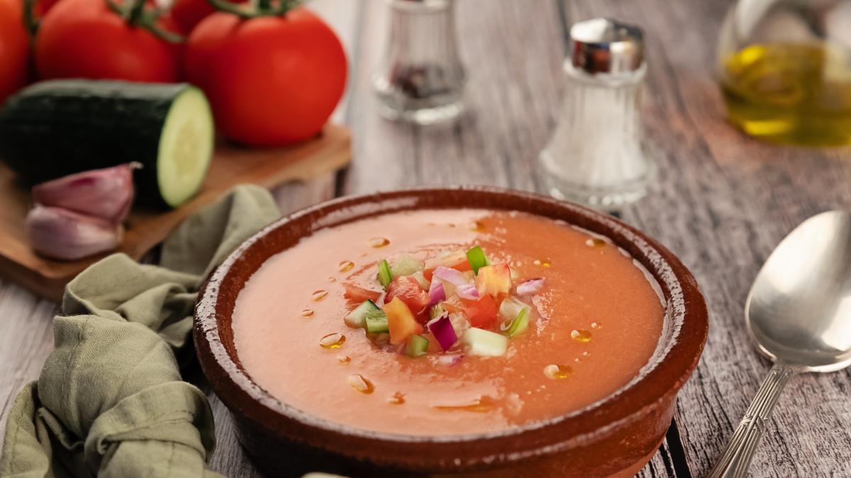 Cuadruplica la tasa de alcohol, lo pillan con el móvil y sin cinturón y le echa la culpa... al vinagre del gazpacho