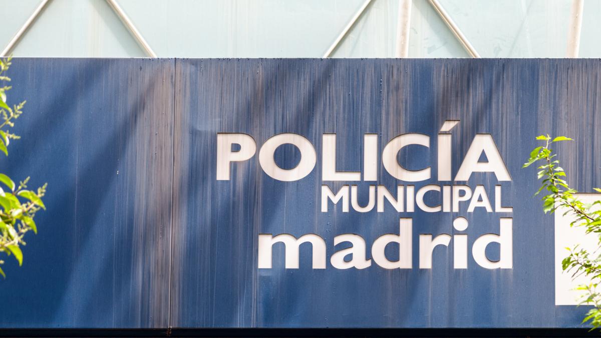 Entrega en una comisaría de Madrid un misil de la Guerra Civil que su padre tenía guardado en un armario desde hacía años
