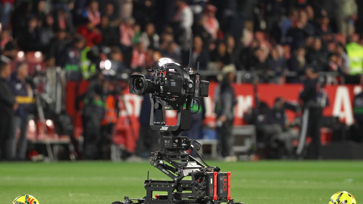 Telefónica paga a Dazn 1.650 millones de euros para poder ofrecer el 100% del fútbol de Primera División hasta 2032