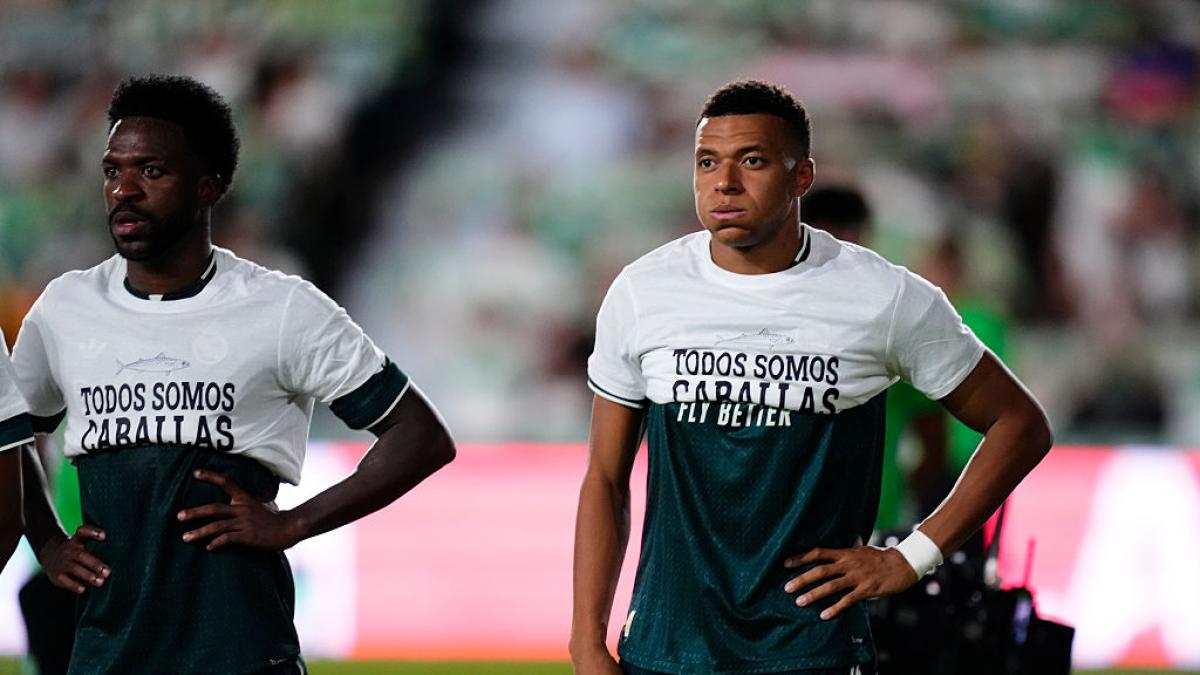 De dónde sale la camiseta de "Todos somos caballas" que Vinicius y Mbappé ocultaron en el Elche-Real Madrid