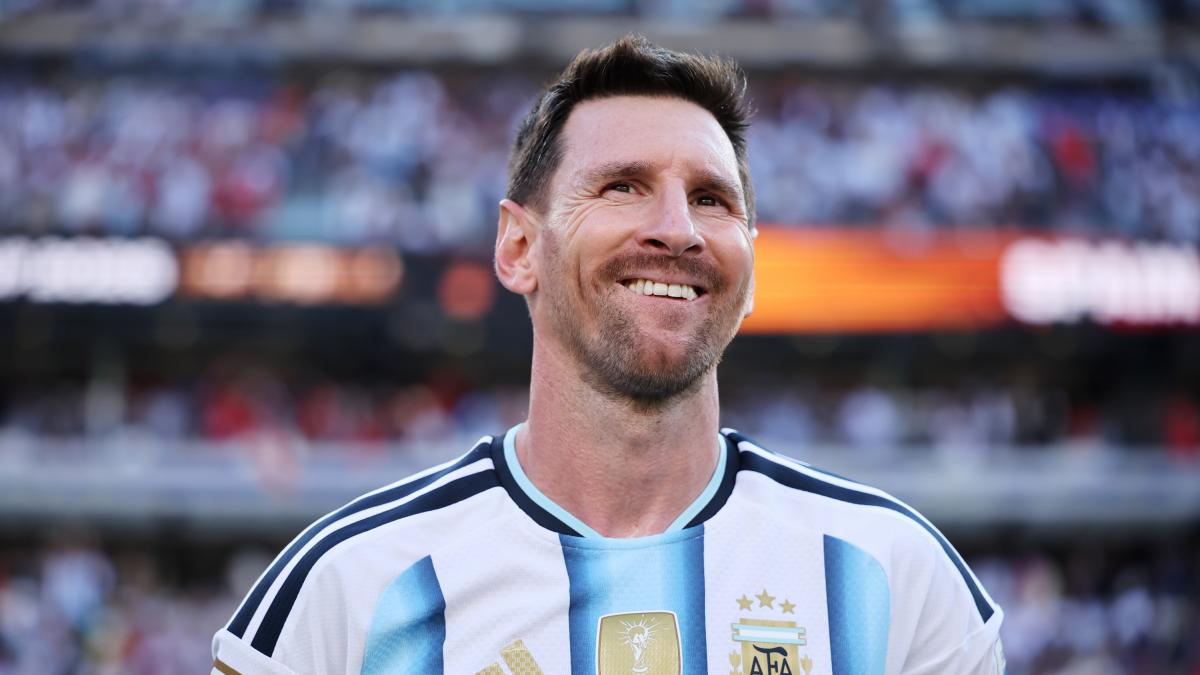 Leo Messi, 39 años, sobre su infancia:  Cuando iba mi madre a buscar dinero de una punta de Rosario a la otra, en el club le daban dos pesos o le decían que no estaba 