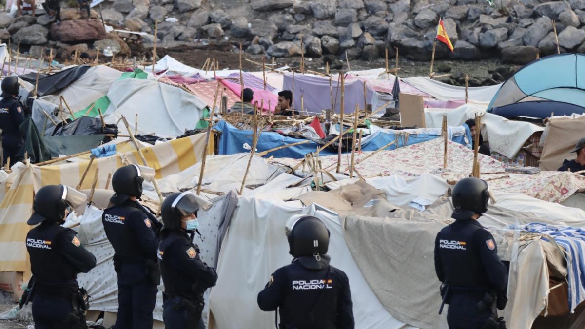 El Gobierno ultima un decreto para acelerar las expulsiones en Ceuta apartando a ACNUR y endureciendo el acceso al asilo