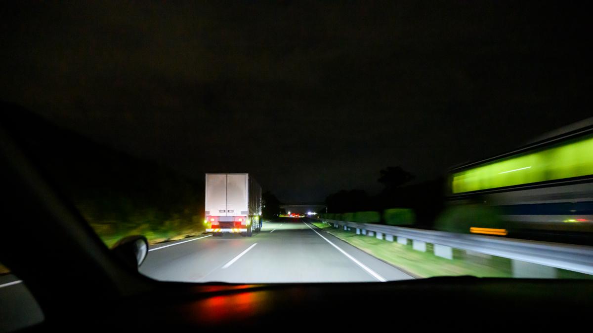 Asaltaban camiones en marcha de noche por la autopista y volvían a su coche saltando al capó a 80 o 90 km/h: detenidos por robar más de 200.000 euros en electrónica
