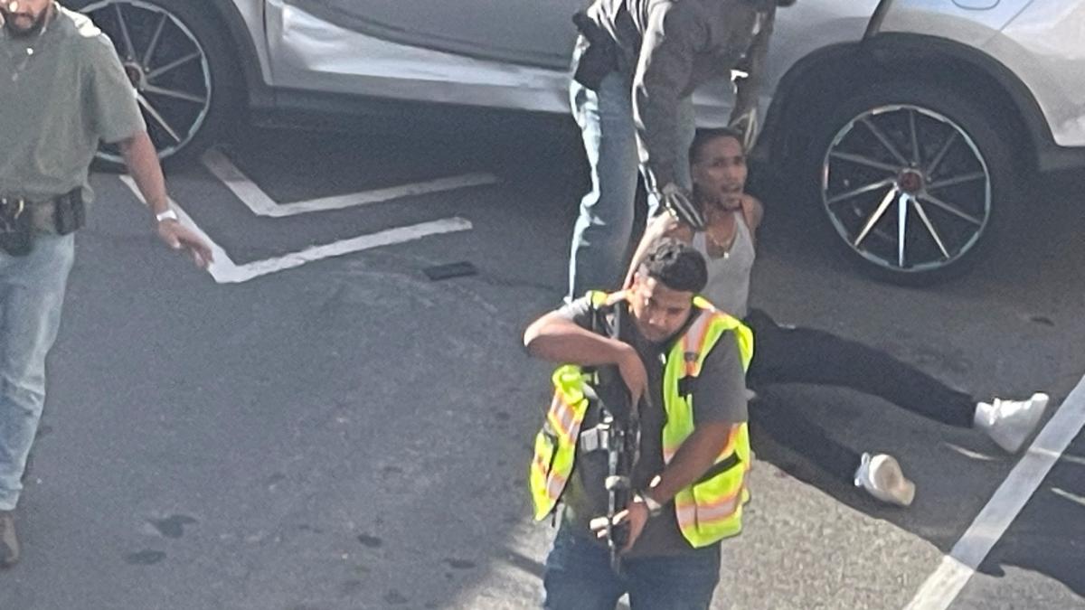 El ICE dispara a un dominicano con un niño de 5 años dentro del coche y Mandani estalla: 'Que os vayáis'