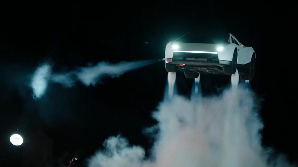 El nuevo coche de Tesla vuela, da volteretas y acelera de 0 a 100 en un segundo: las claves de un anuncio que parece magia