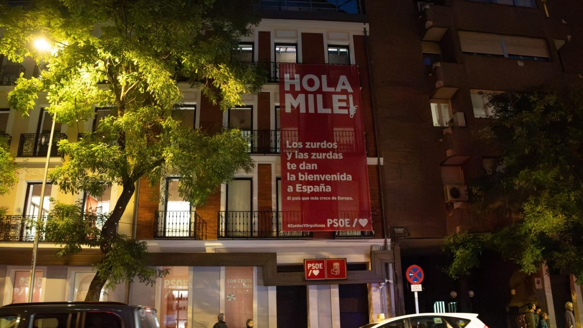 El PSOE sorprende con la pancarta sobre Milei que ha colgado en Ferraz ...